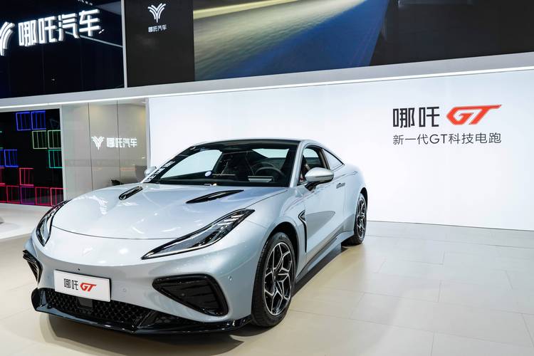 惠州260哪吒汽车在智能汽车领域的表现，领途汽车在新能源汽车市场中的影响力